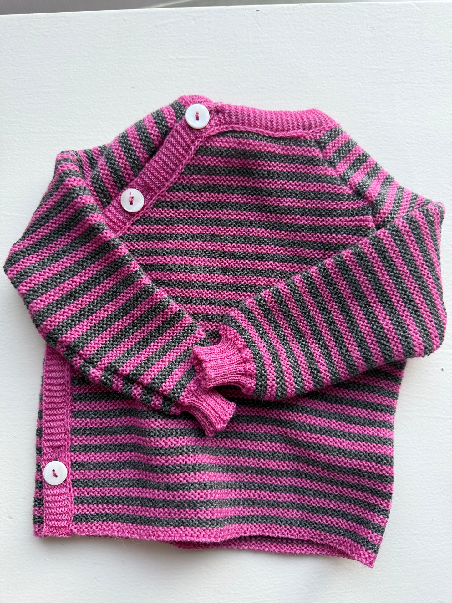 Baby Wolle Strickjacke Merino Schlüttli pink fels